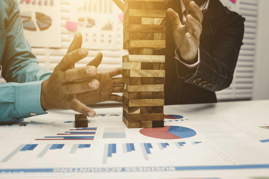 商人与妇女共同阻止木塔大厦的摇摇欲坠 投资管理危机的警示